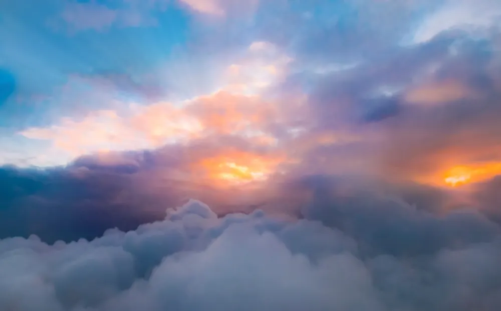 Céu acima das nuvens iluminado pelo nascer do sol