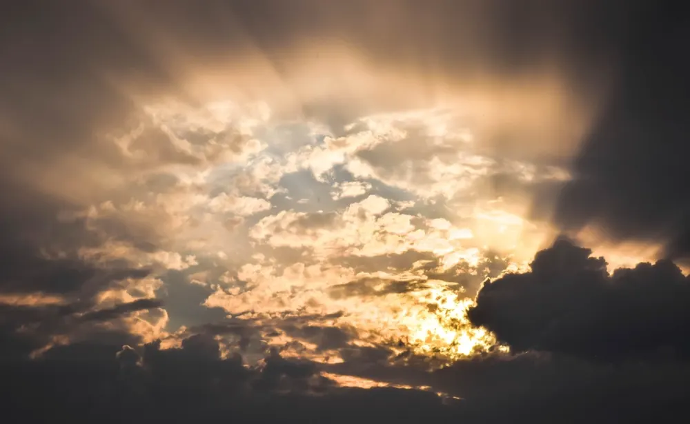 Raios de luz atravessando nuvens escuras